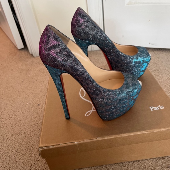 Shoe - Picture 2 of 4